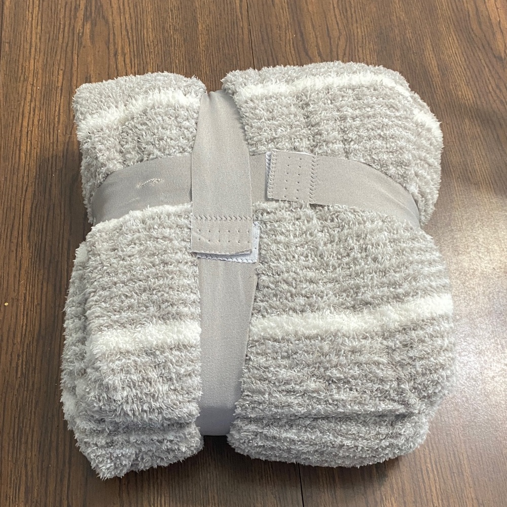 “5/$20” Brand new plush throw blanket gray and white